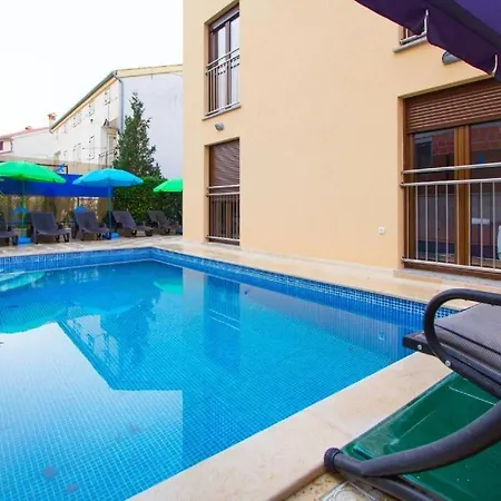 Villa Patricija-Apartmani Porec Exterior photo