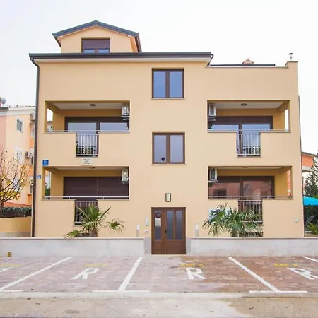 Villa Patricija-Apartmani Porec Exterior photo